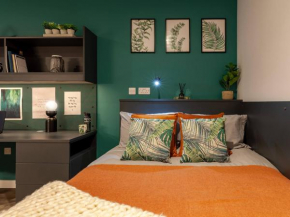 Student Only Elegant Ensuite Room in Apartment